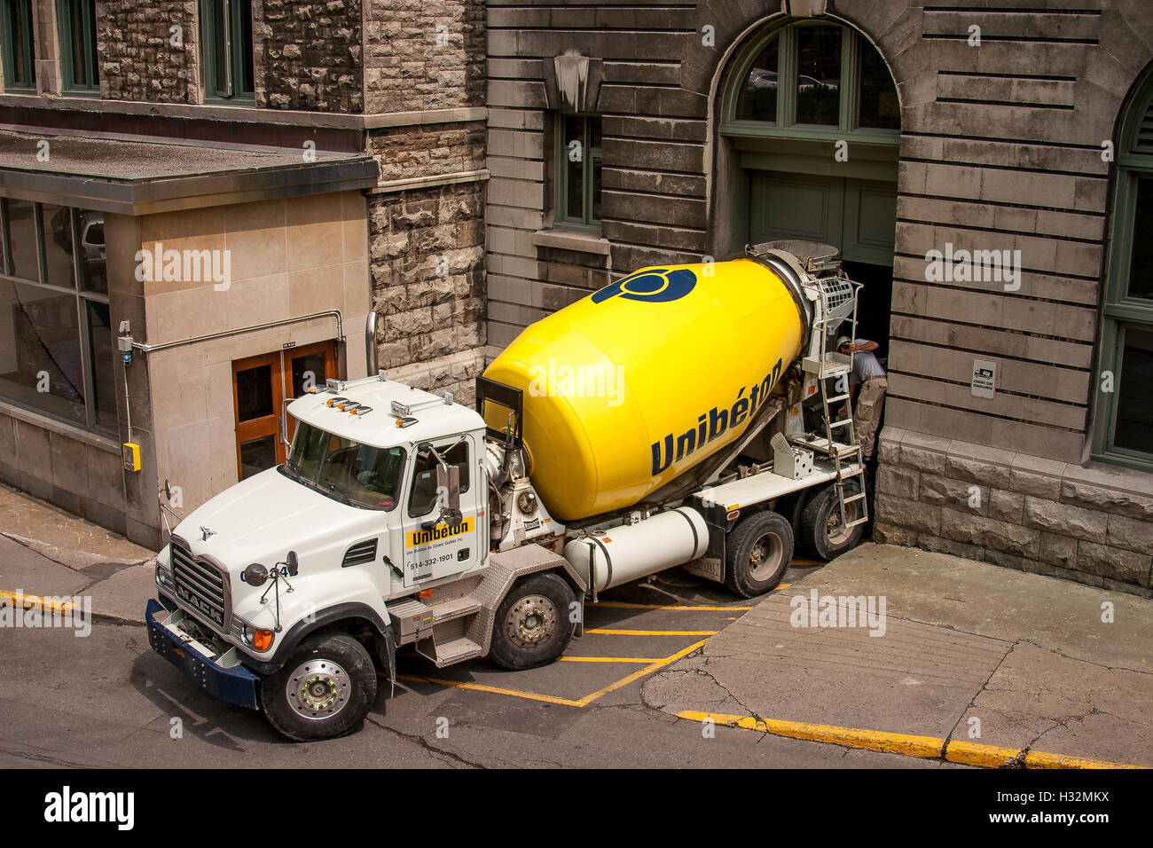 Un camion malaxeur de béton est appuyée à une porte dans un bâtiment Photo  Stock - Alamy