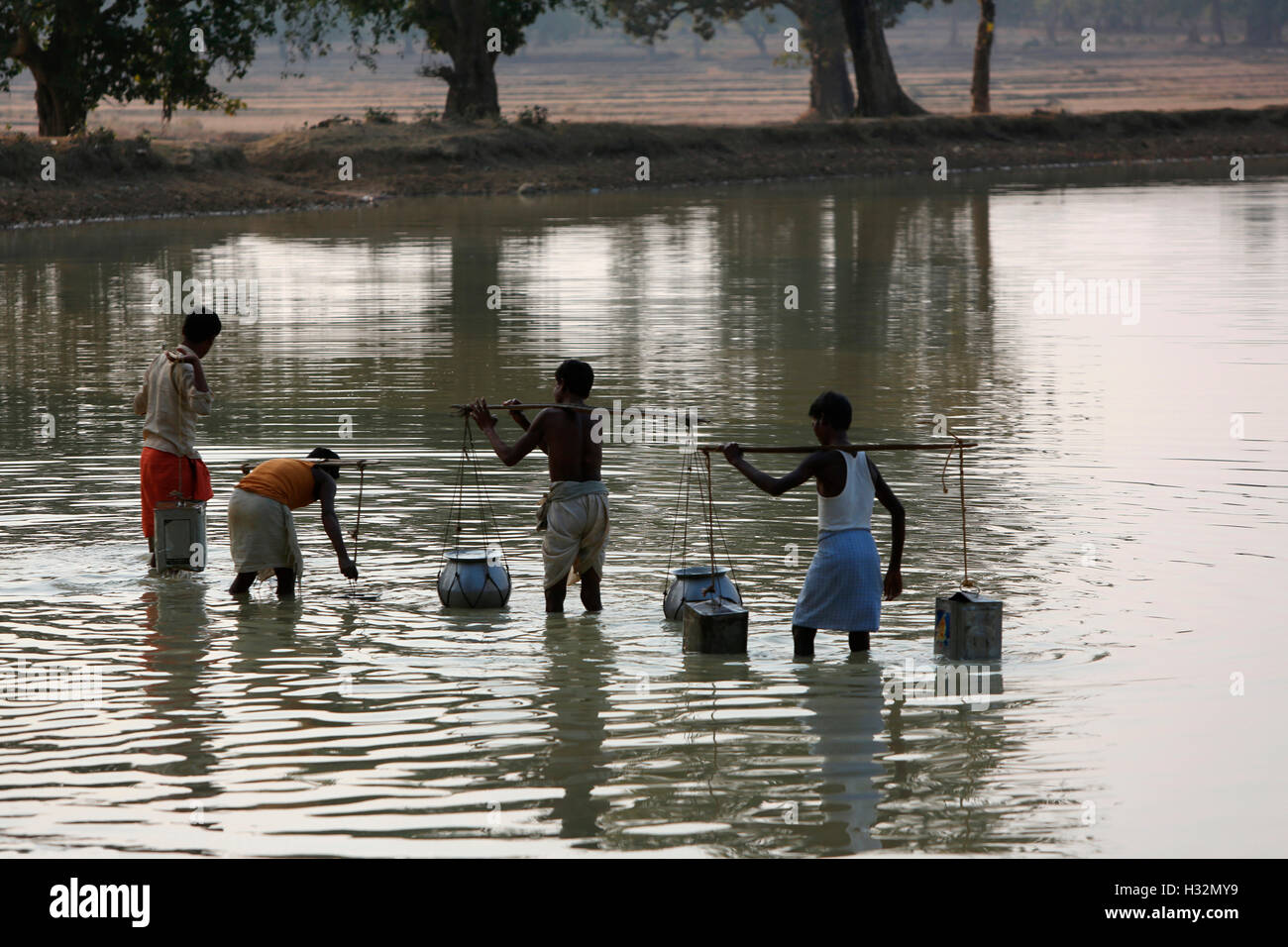 Les hommes d'aller chercher de l'eau d'un lac, BHATRA Tahsil Paratola, Tribu, Bakawad, Dist Jagadalpur, Chattisgarh, Inde Banque D'Images