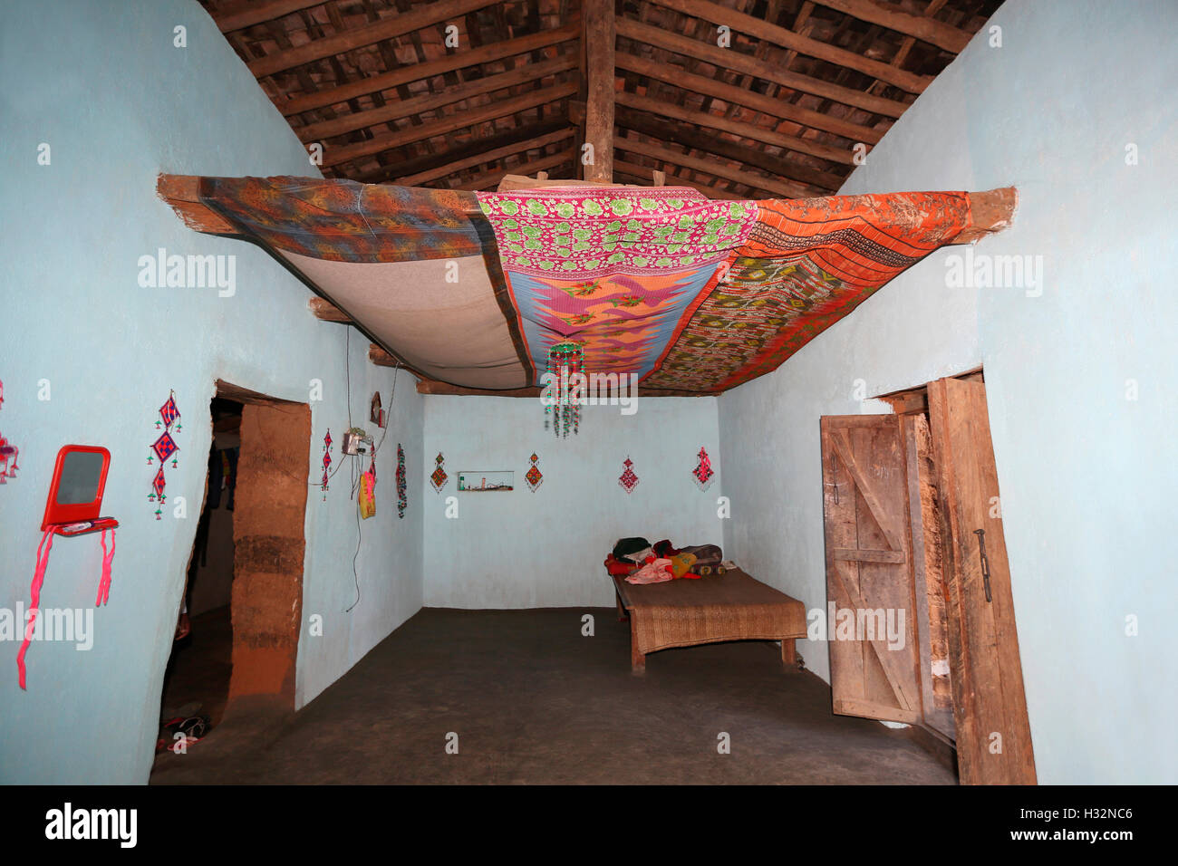 Tribal House interior, BHUMIA TRIBU, Karma, village Bagicha tahsil Chattisgarh, -l'Inde Banque D'Images