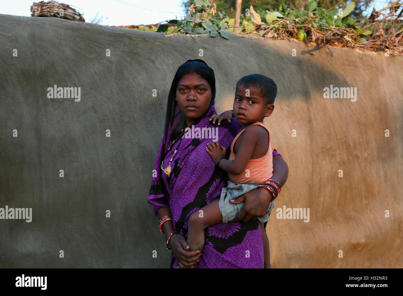 La mère et l'enfant, TRIBU KHARIA, Khadiyapara Chattisgarh, village, Inde Banque D'Images