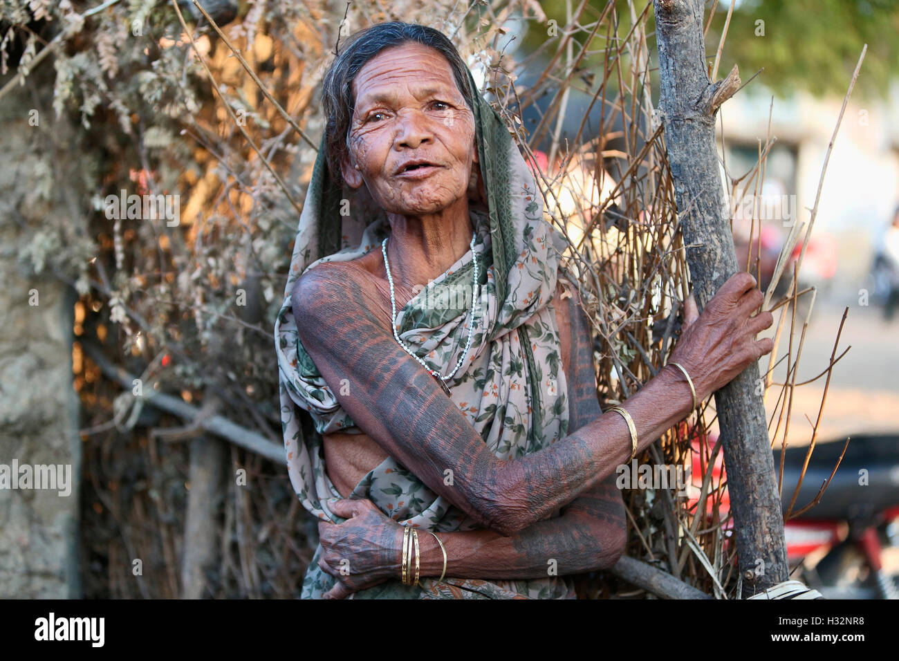 Vieille femme avec tatouage sur les mains, TRIBU KHARIA, village de Kurangamal, Chattisgarh, Inde. Visages ruraux de l'Inde Banque D'Images