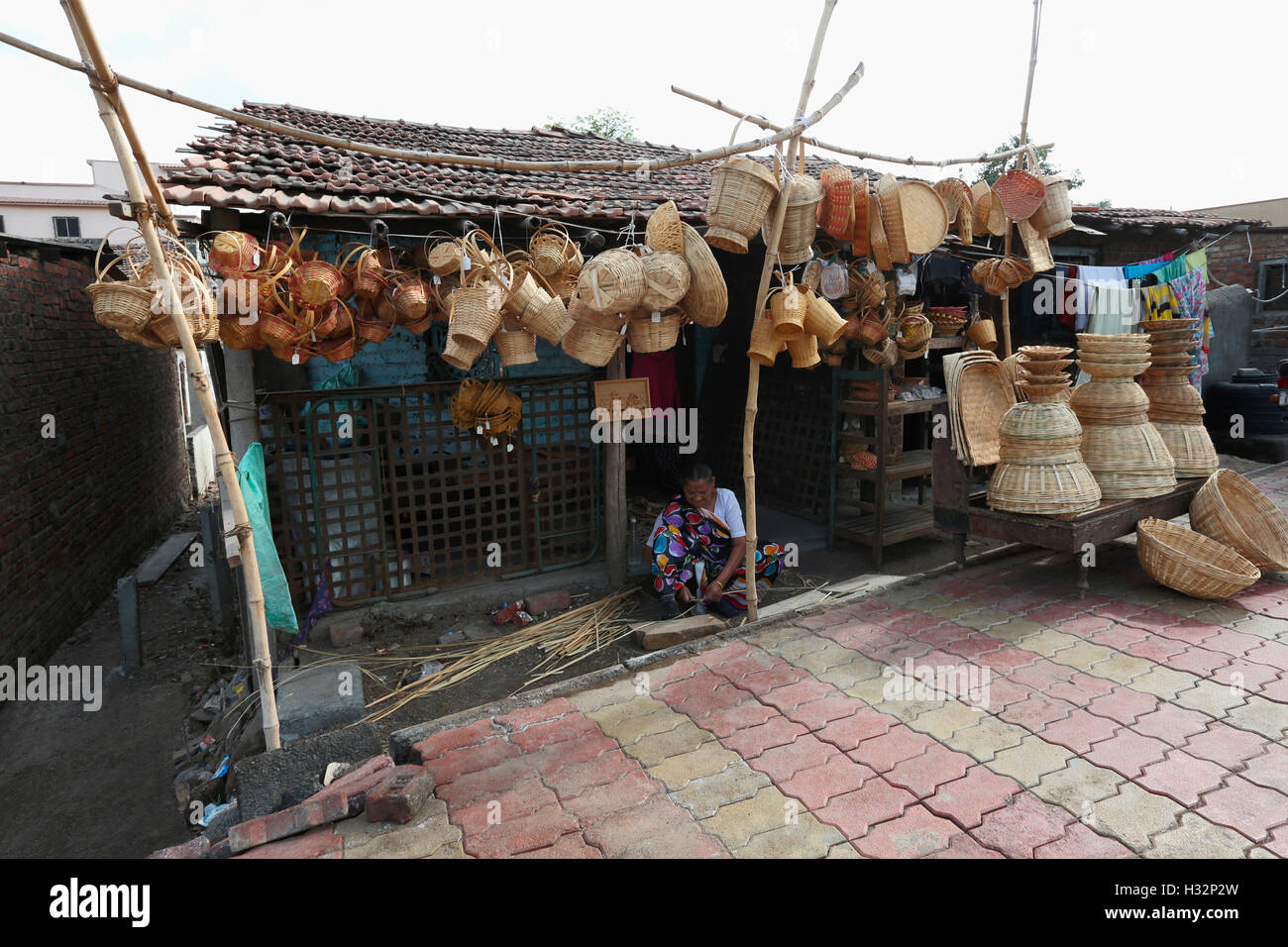 Des paniers en bambou pour vendre dans un village, Gujrat, India Banque D'Images