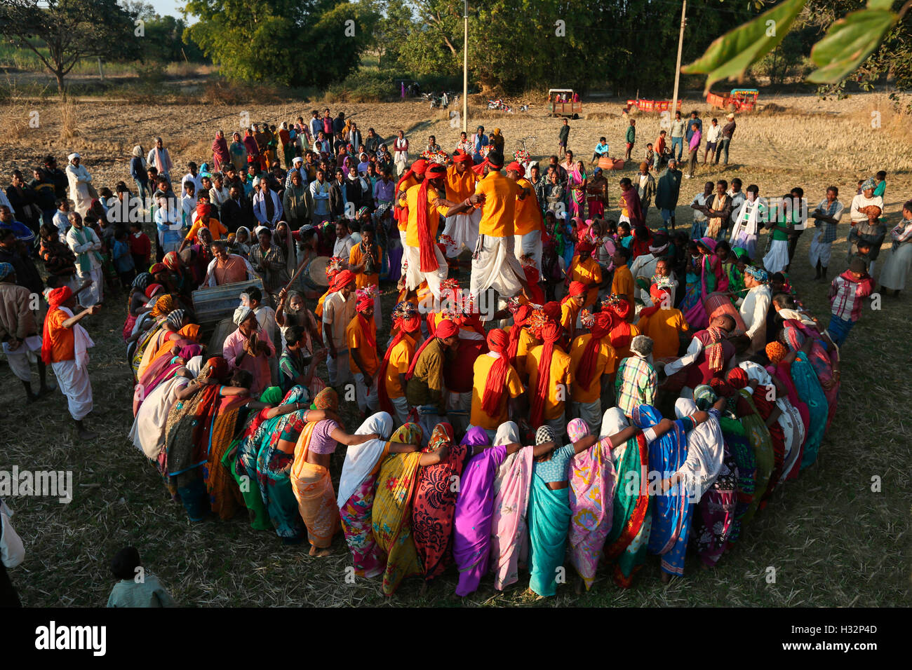 Les personnes qui font de la danse tribale Karma, NAGESIA Dadgaon tribu, Village, District, Lundra Tahasil Sarguja, Chattisgarh, Inde Banque D'Images