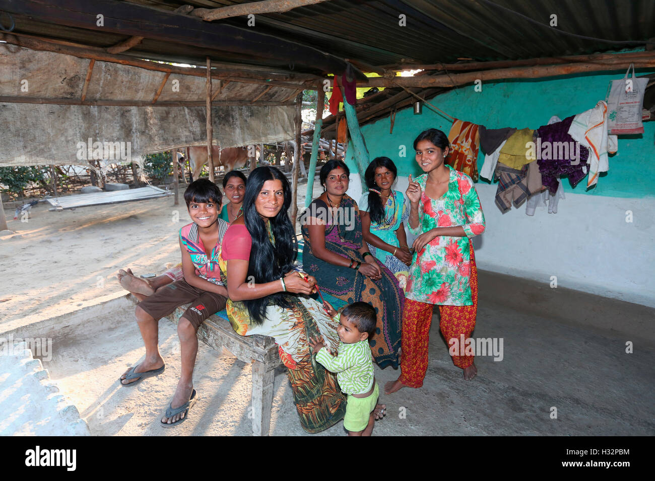 Les femmes et les enfants, tribal tribu, PARDHI Ganeshpur, Village Post, Wai, district Yawatmal, Maharashtra, Inde Banque D'Images