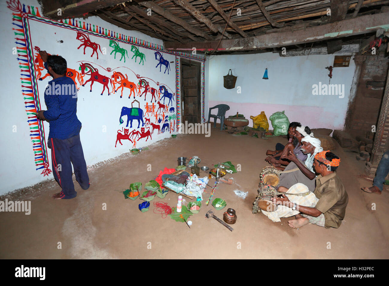Artiste Tribal peindre un mur en style art Pithora, RATHAWA TRIBU, Maraja Village, Chota Magdalena Taluka, Vadodara, Gujra Banque D'Images