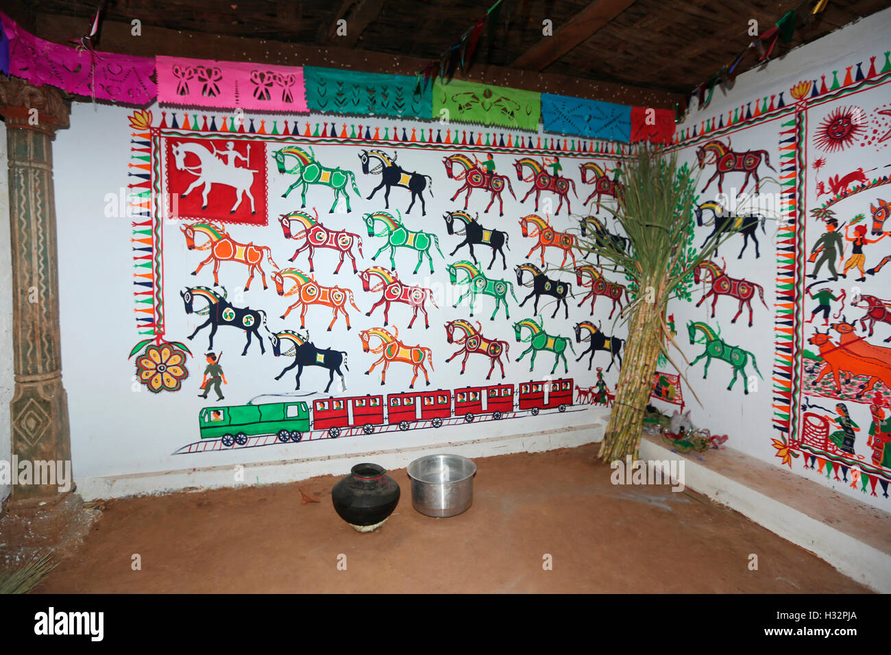 RATHAWA, Tribu Pithora peinture sur des murs de terre dans une maison Chiliyawat RATHAWA, Village, District, Taluka, Udipur Chhota Banque D'Images