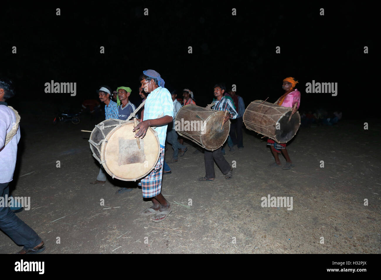 Au cours de tambour de cérémonie Pithora RATHAWA Chiliyawat, Tribu, Village, district Chhota Chhota Udipur, Taluka, Udipur, Gujrat, Indi Banque D'Images