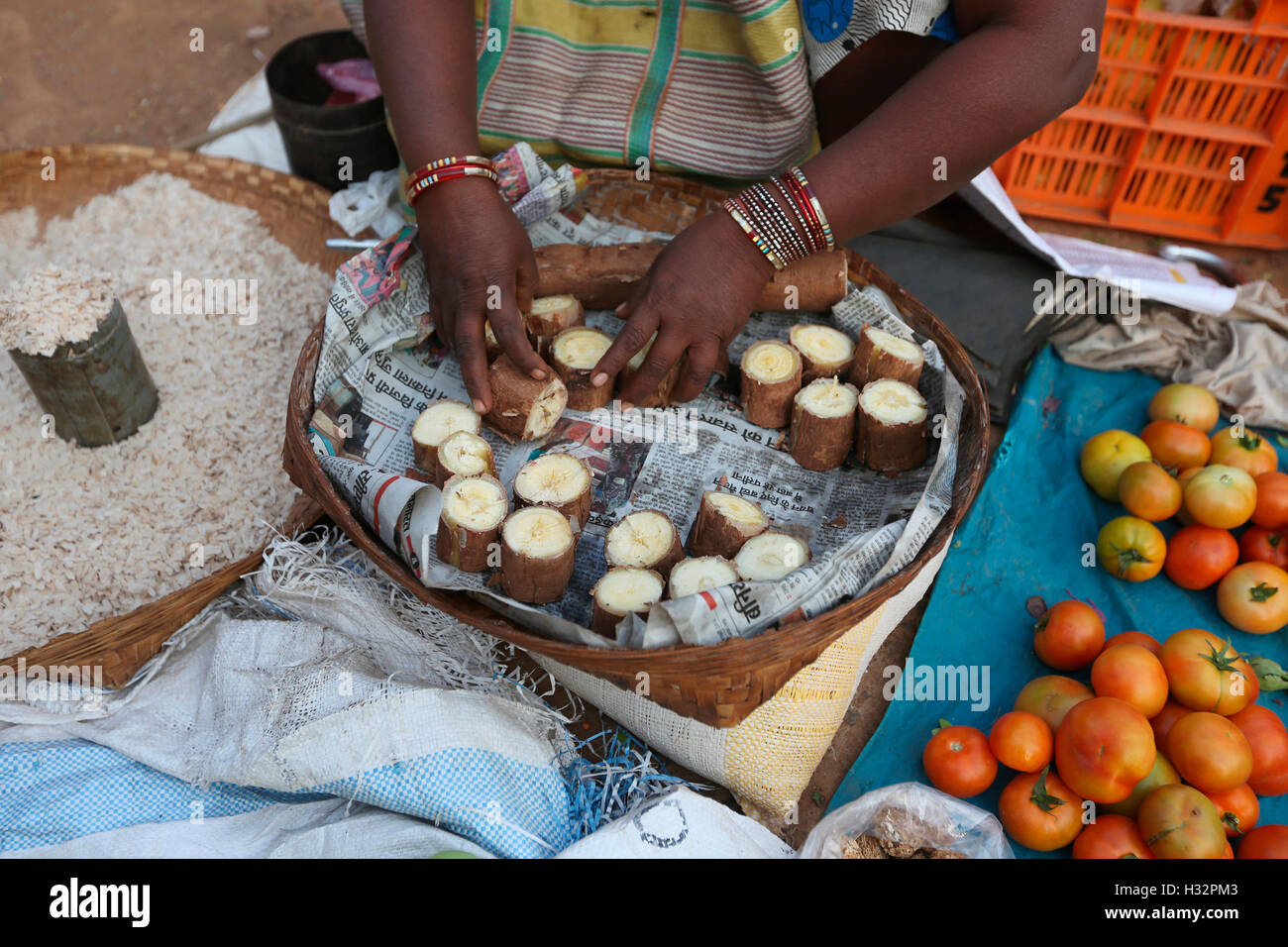 Pour vendre des légumes racines tribales, Marché, Jagdalpur, District de Bastar, Chattisgadh, Inde Banque D'Images