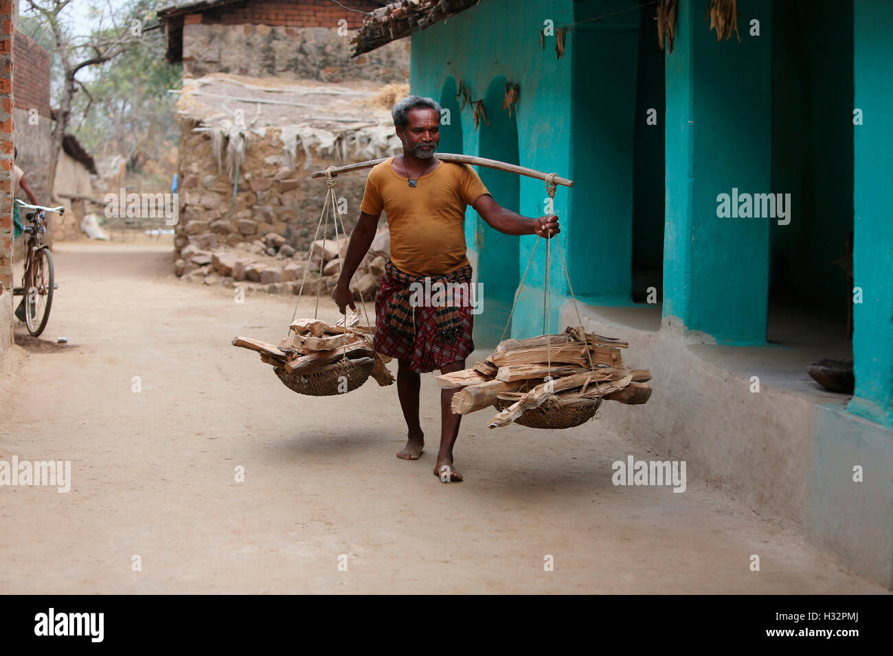 Transporter le bois, l'homme tribal tribu SAWAR, Khairmal Saraipali Tahsil,  Village, district de Mahasamund, Chattisgarh, Inde Photo Stock - Alamy