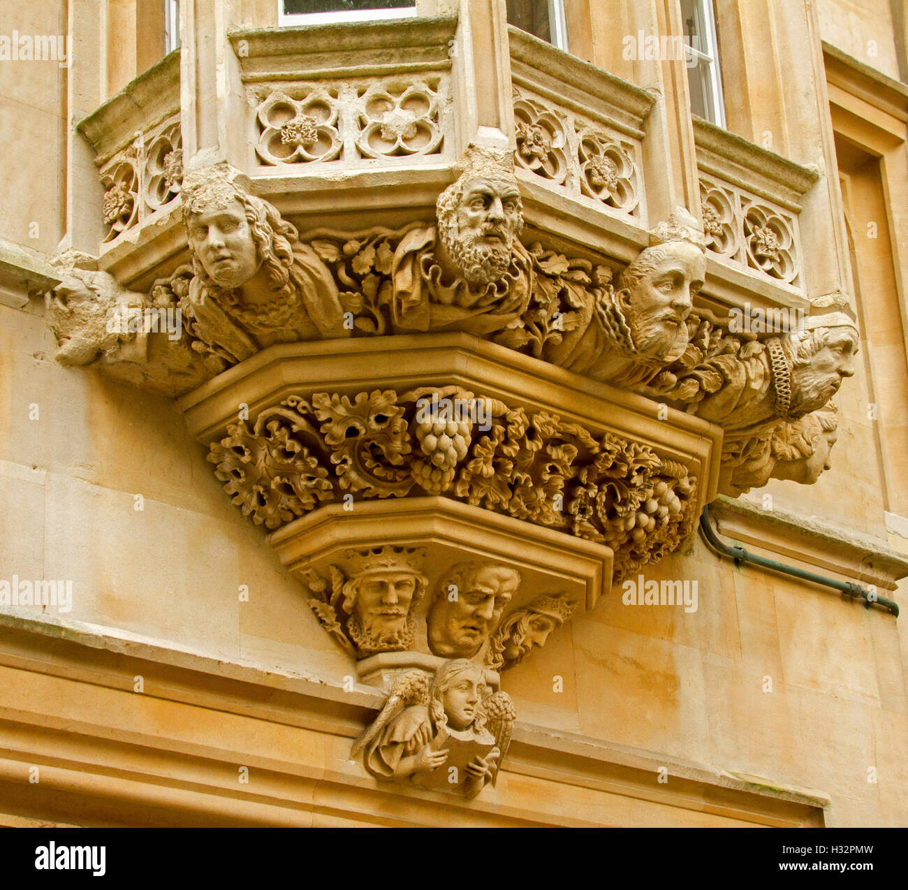 De style gothique ornée travail sculptural sur l'appui de fenêtre en baie du bâtiment historique de Pembroke College à Oxford England UK Banque D'Images