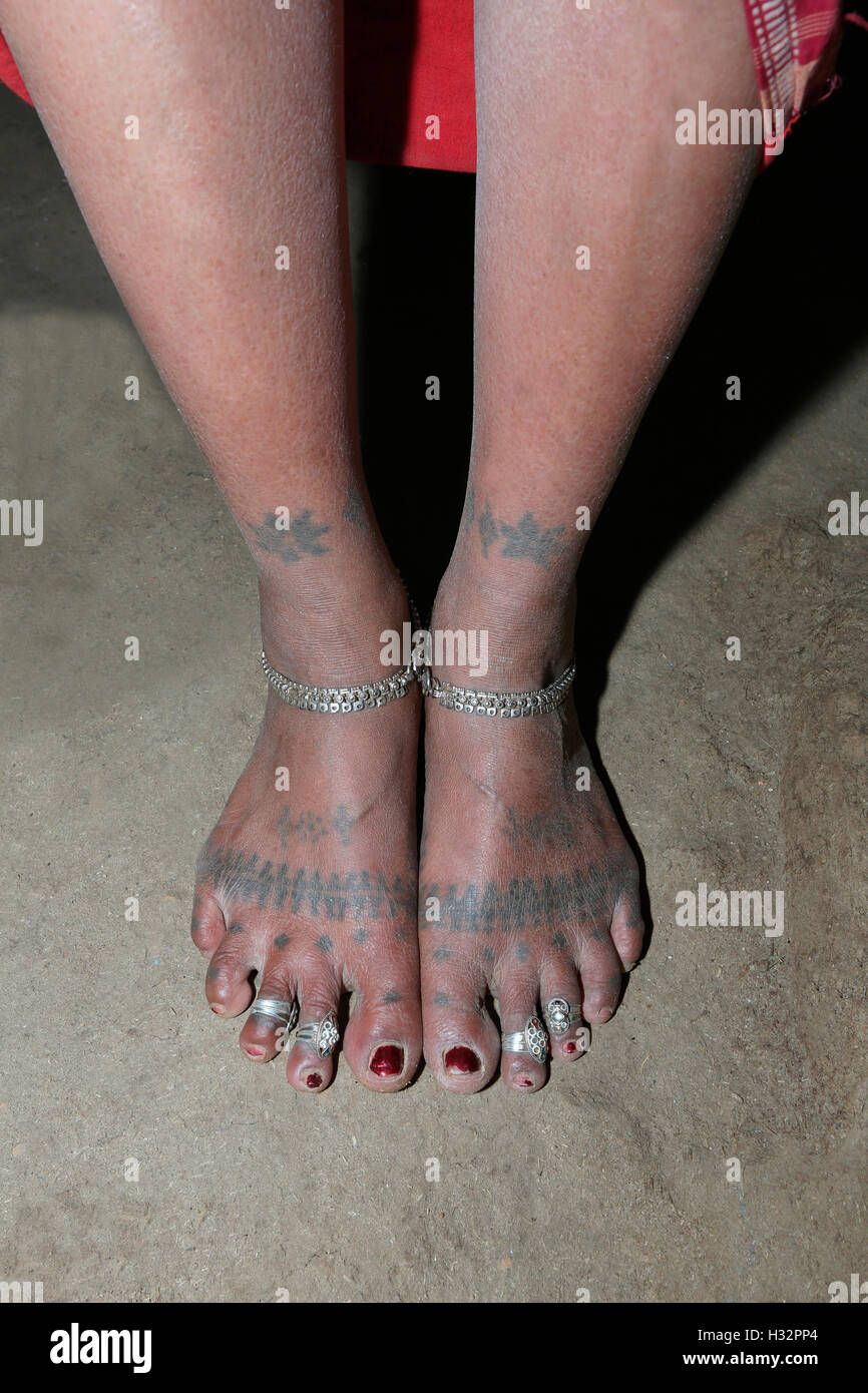 Tatouages traditionnels SAWAR, Tribu, Village, Akashkhar Saraipali Tehsil, district de Mahasamund, Chattisgarh, Inde Banque D'Images