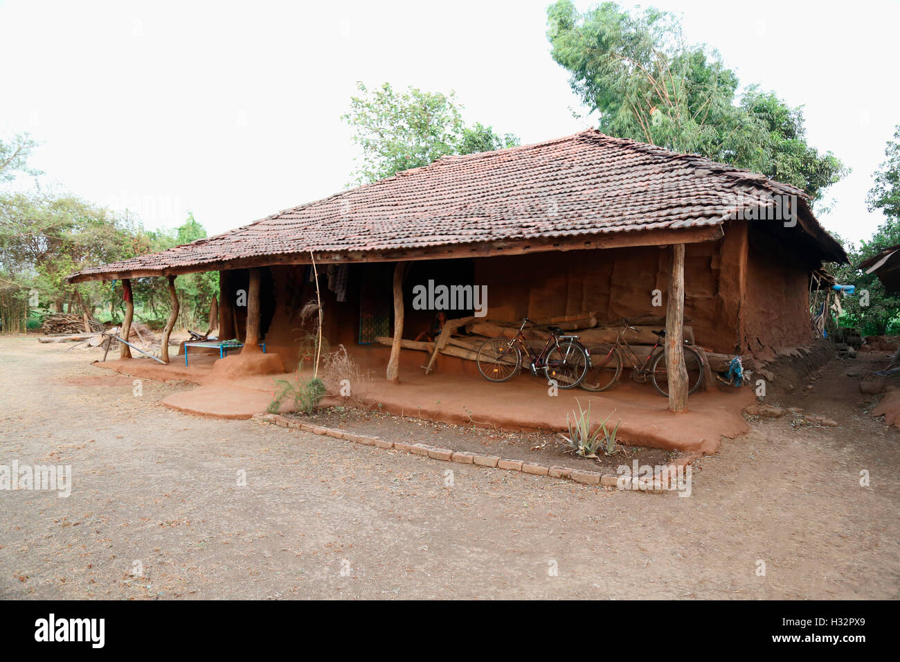 Maison traditionnelle, TRIBU VITOLIA Kalamkui Valod,Village, district de Tehsil, TAPI, Gujarat, Inde Banque D'Images