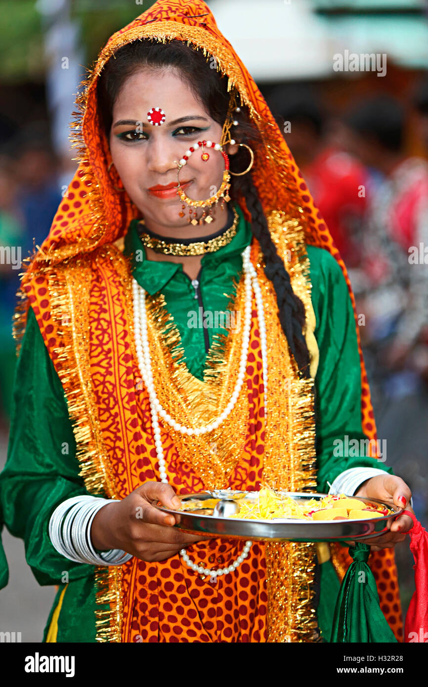 Jeune fille en costume traditionnel, Uttarakhand, Inde Banque D'Images