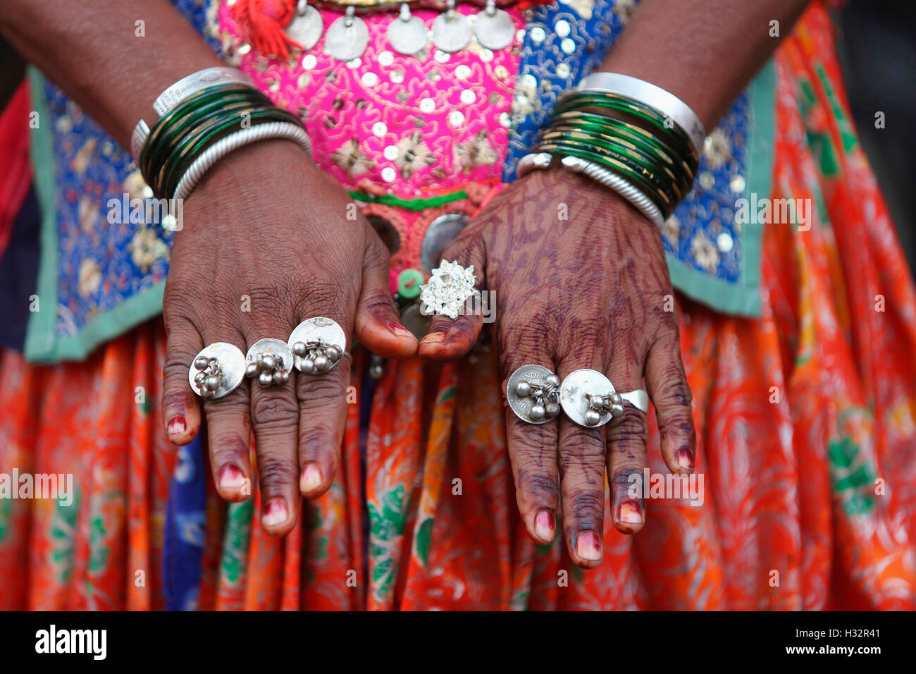 Femme portant des bijoux tribaux traditionnels, vanjara tribu, Maharashtra, Inde Banque D'Images