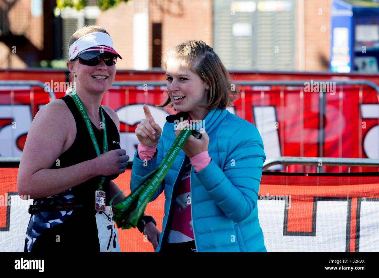 Un concurrent de sexe féminin à l'arrivée de la Warwickshire Triathlon, Stratford-upon-Avon, Royaume-Uni Banque D'Images