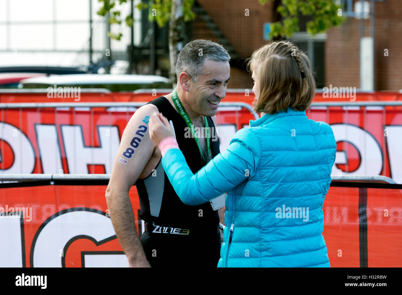 Concurrent masculin à l'arrivée de la Warwickshire Triathlon, Stratford-upon-Avon, Royaume-Uni Banque D'Images
