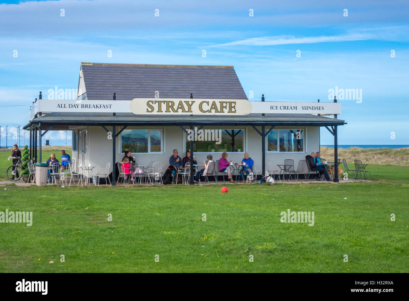 Le Café errants en automne soleil sur le front de mer à Redcar Cleveland North Yorkshire UK Banque D'Images