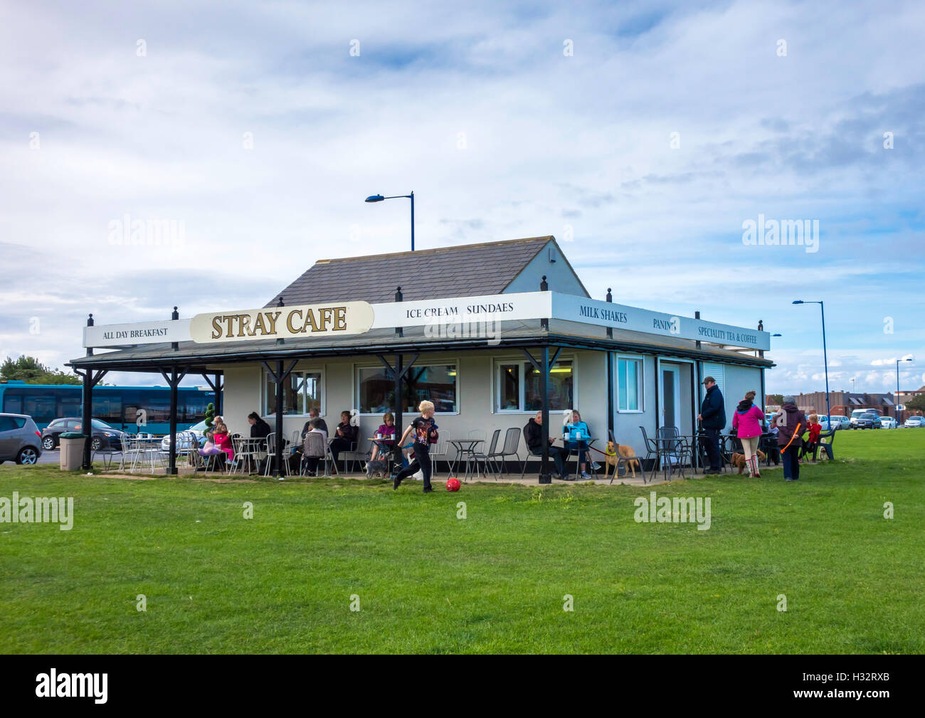 Le Café errants en automne soleil sur le front de mer à Redcar Cleveland North Yorkshire UK Banque D'Images