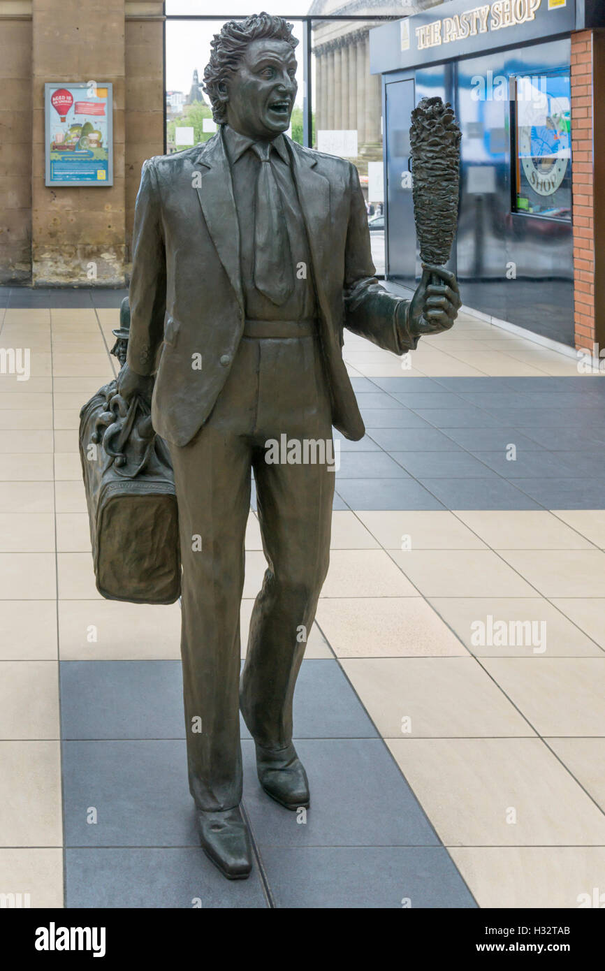 Statue de Ken Dodd à la gare de Liverpool Lime Street. Jumelés à l'un de Bessie Braddock dans le cadre de rencontre par Tom Murphy. Banque D'Images