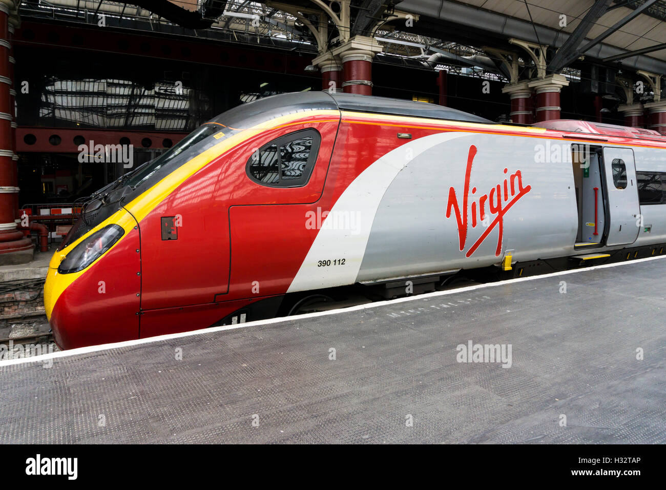 Virgin Trains Pendolino classe 390 390 112 à la gare de Liverpool Lime Street. Banque D'Images