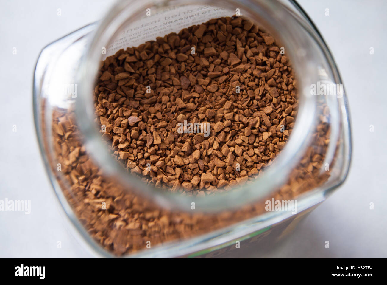 À la recherche dans un pot de café instantané granules. Banque D'Images