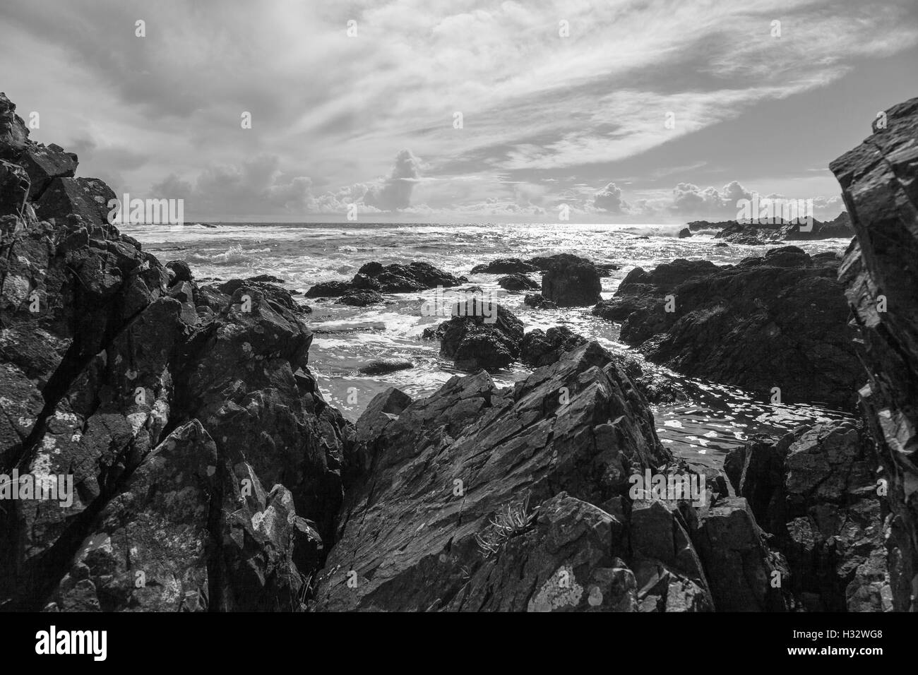 Un coup de noir et blanc de l'océan et les rochers à Ucluelet Canada Colombie Britannique Banque D'Images