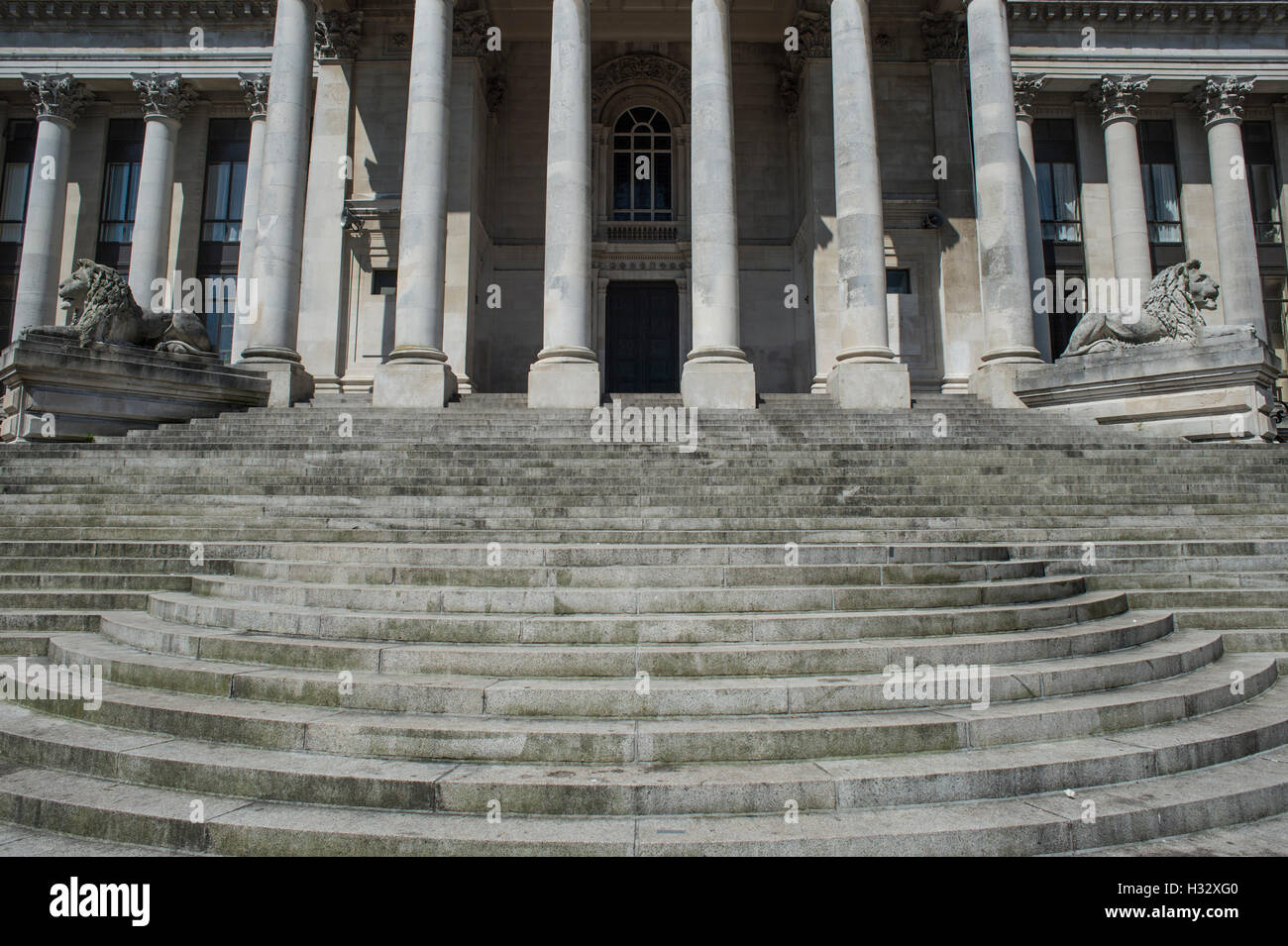 Marches de pierre jusqu'à la Guidhall à Portsmouth, Hampshire, Royaume-Uni Banque D'Images