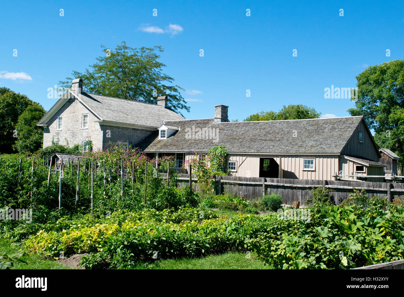 Une maison et jardin à Upper Canada Village. Banque D'Images