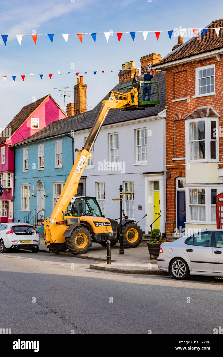 Bunting fixation à partir d'une grue pour les vacances de banque événement, Thaxted, Essex, UK Banque D'Images