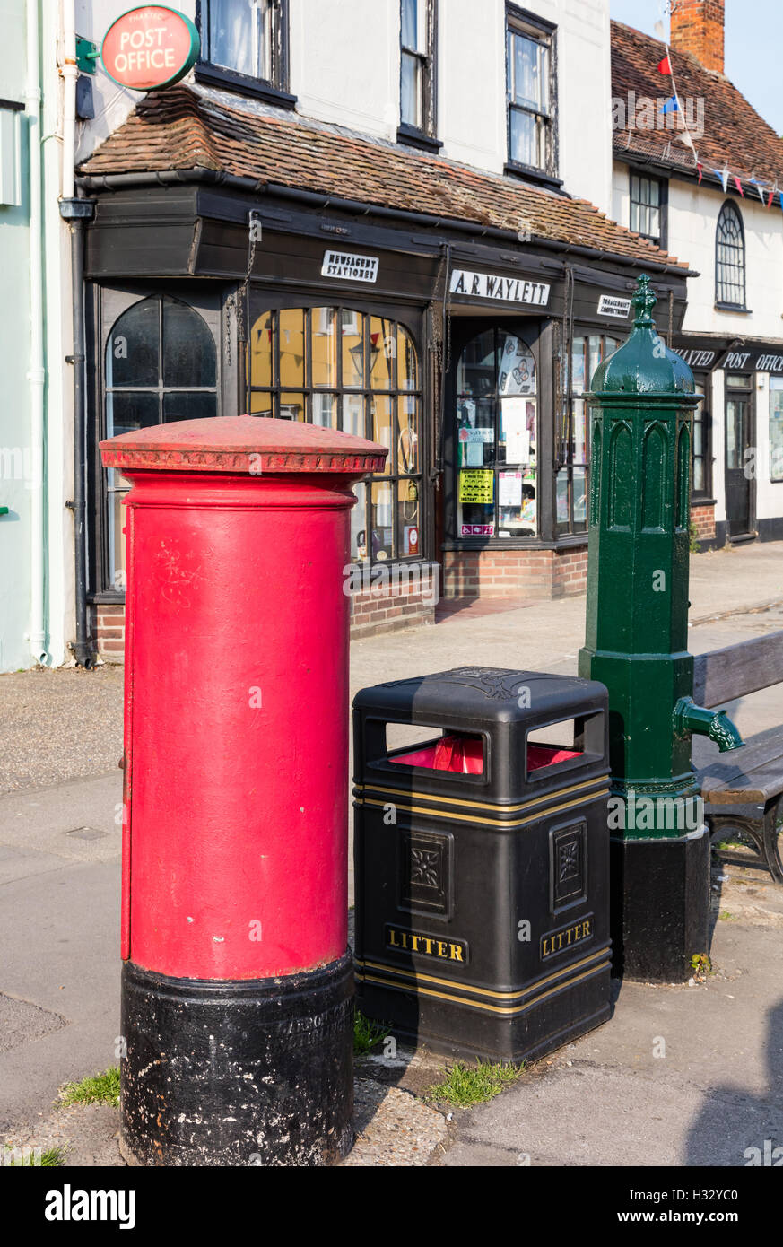 Thaxted bureau de poste et post box, pompe à eau et litière bin, Essex, UK Banque D'Images