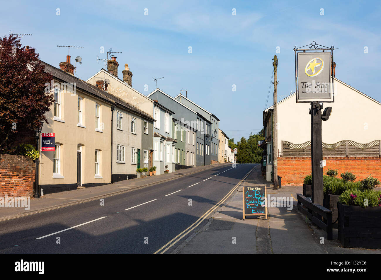 Bar et restaurant sign et de beaux cottages en Thaxted, Essex, UK Banque D'Images