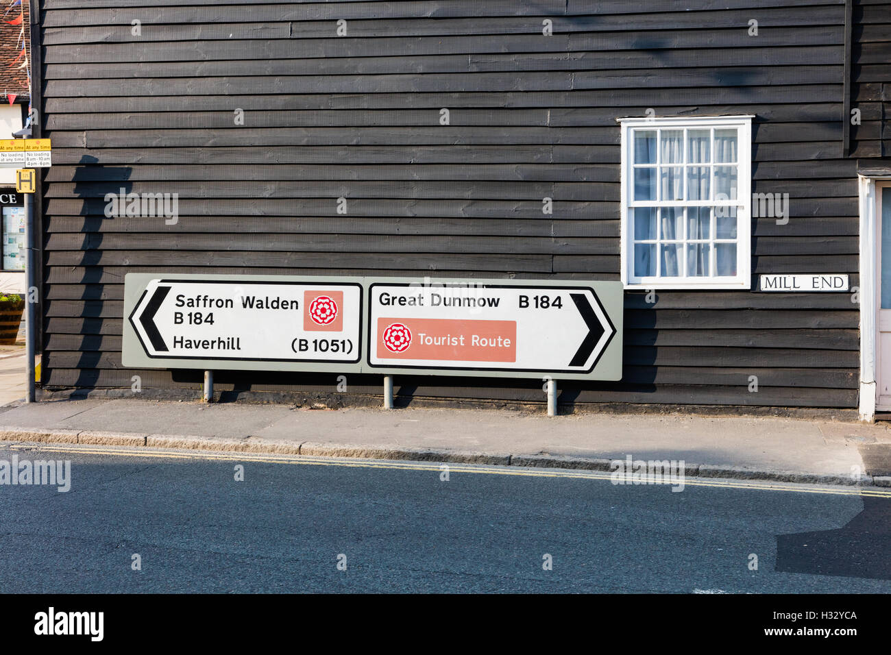 La signalisation routière sur la B184 sur Thaxted pointant à Great Dunmow et Saffron Walden, Essex, UK Banque D'Images