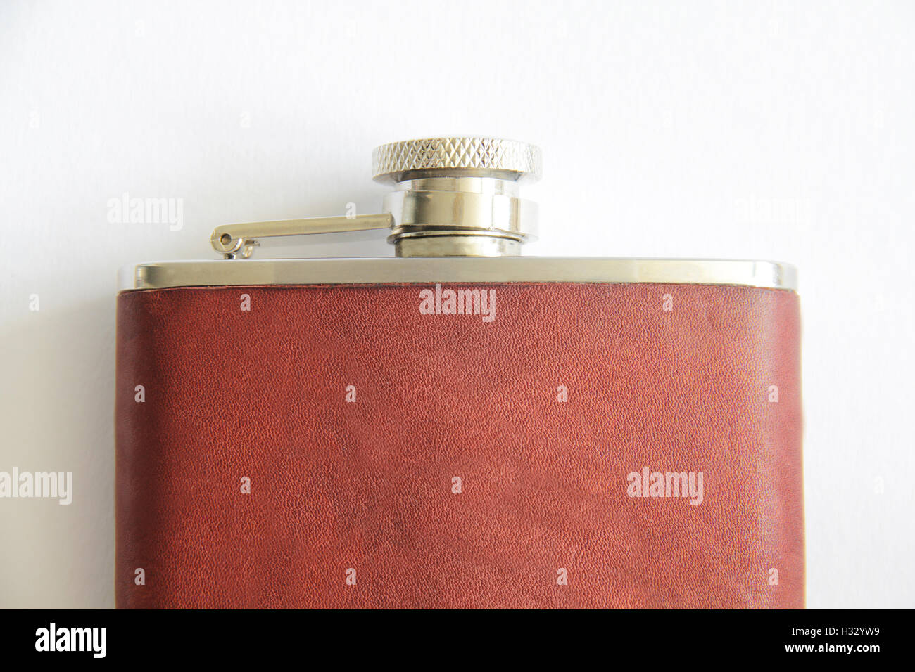 Flacon de couleur marron pour l'alcool isolated on white Photo Stock - Alamy