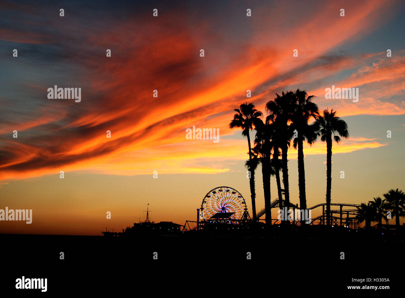 Coucher du soleil spectaculaire à Santa Monica Beach Banque D'Images