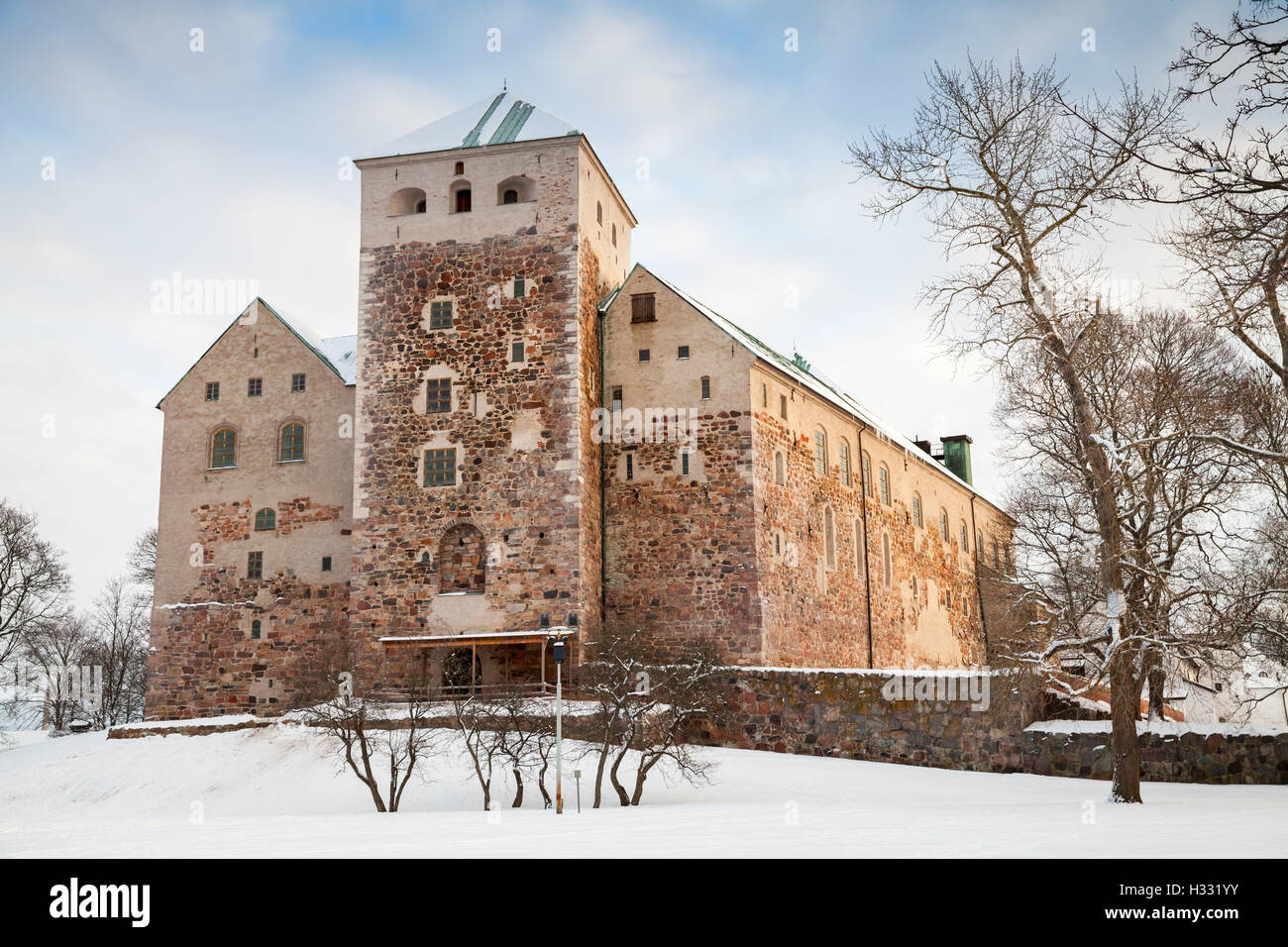 Turku, Finlande - le 22 janvier 2016 : Façade de château de Turku en hiver. Il est aujourd'hui le plus grand bâtiment médiéval en Finlande, je Banque D'Images