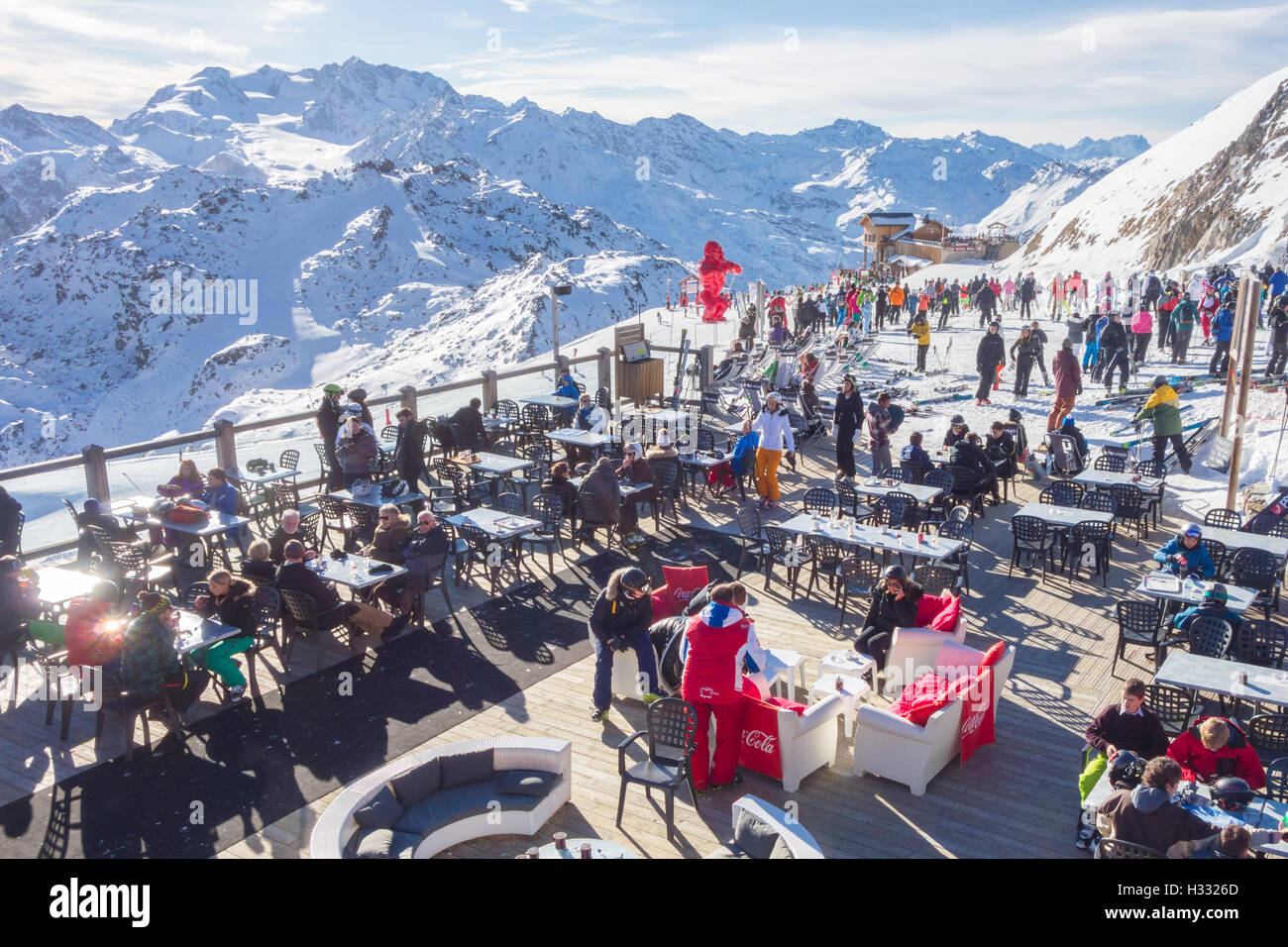 Saulire sommet , French Alpes - Skieurs au-dessus de Courchevel et de Mirabel dans le restaurant panoramique et la position de la plus haute s'exécute Banque D'Images