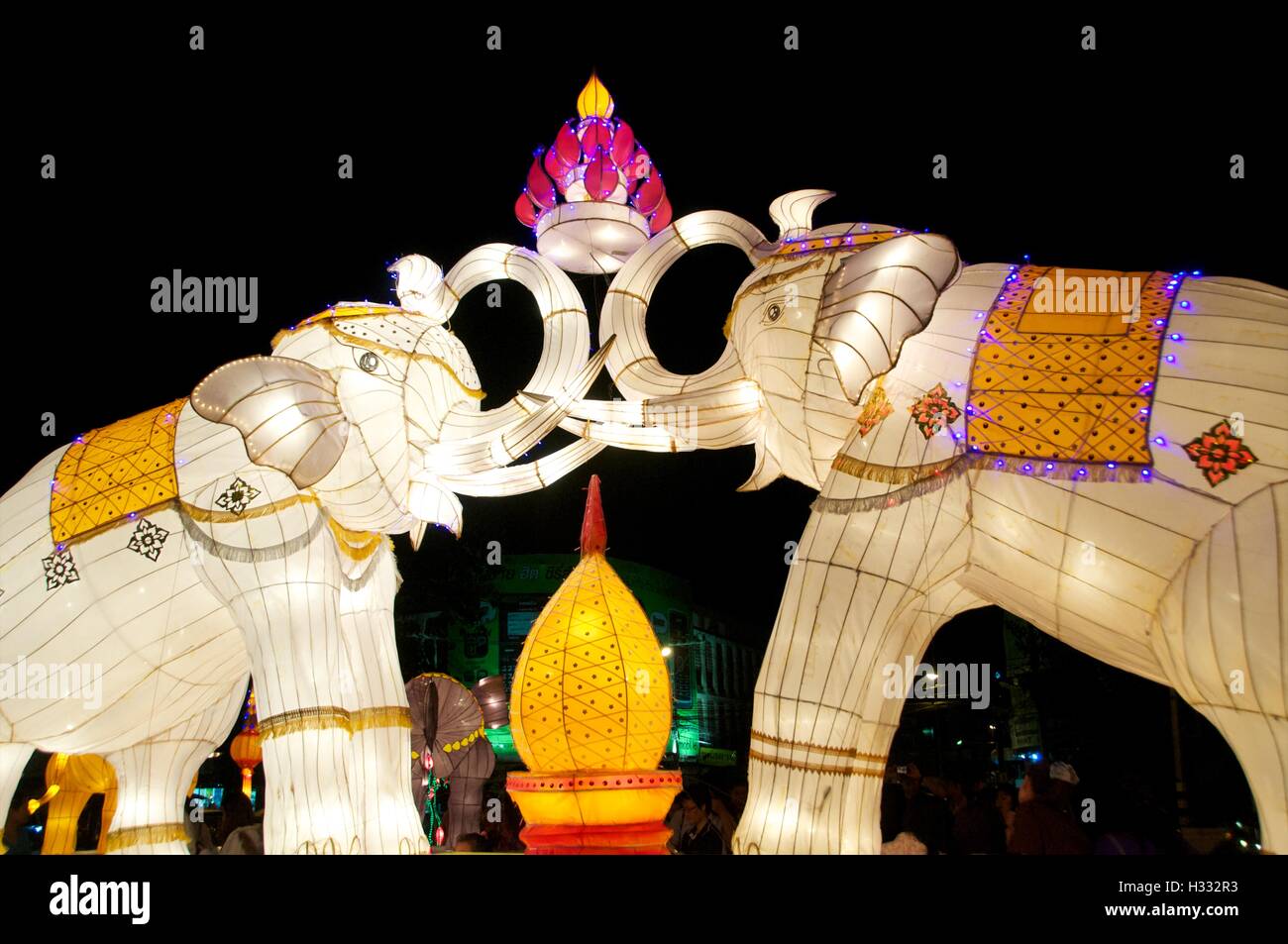 Les éléphants lumineux font partie de la décoration pour le Loy Krathong Festival à Chiang Mai, Thaïlande Banque D'Images