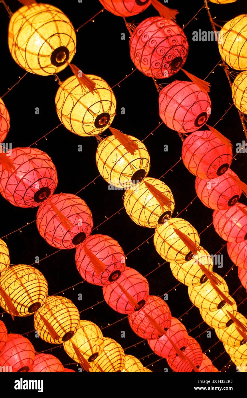 Lanternes jaune et rouge pendaison comme décoration pour le festival de Loy Krathong, Chiang Mai, Thaïlande Banque D'Images