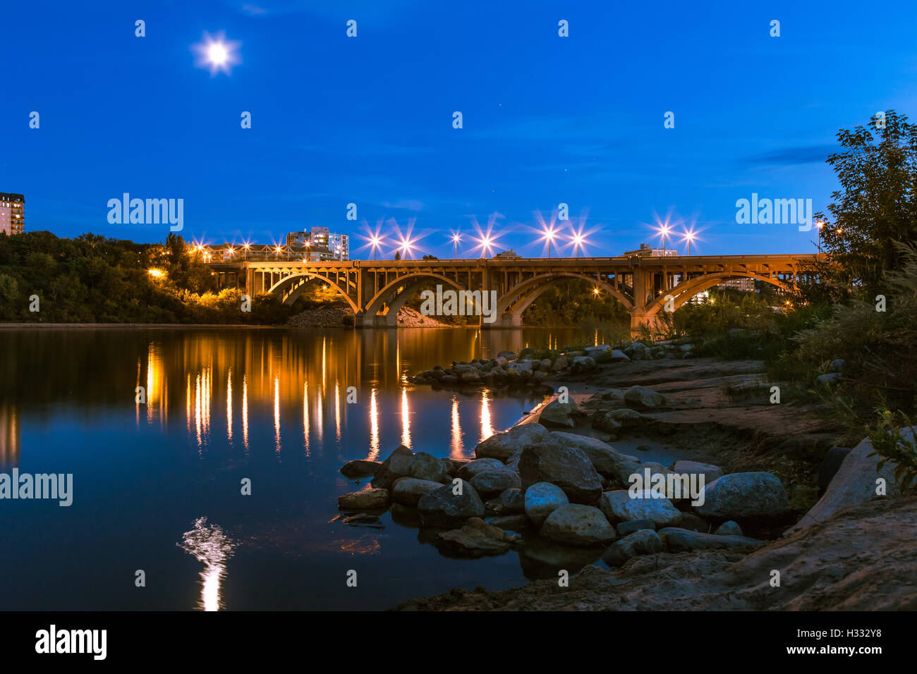 Vue sur le pont Broadway à Saskatoon en Saskatchewan, le calme d'un soir d'été. Banque D'Images