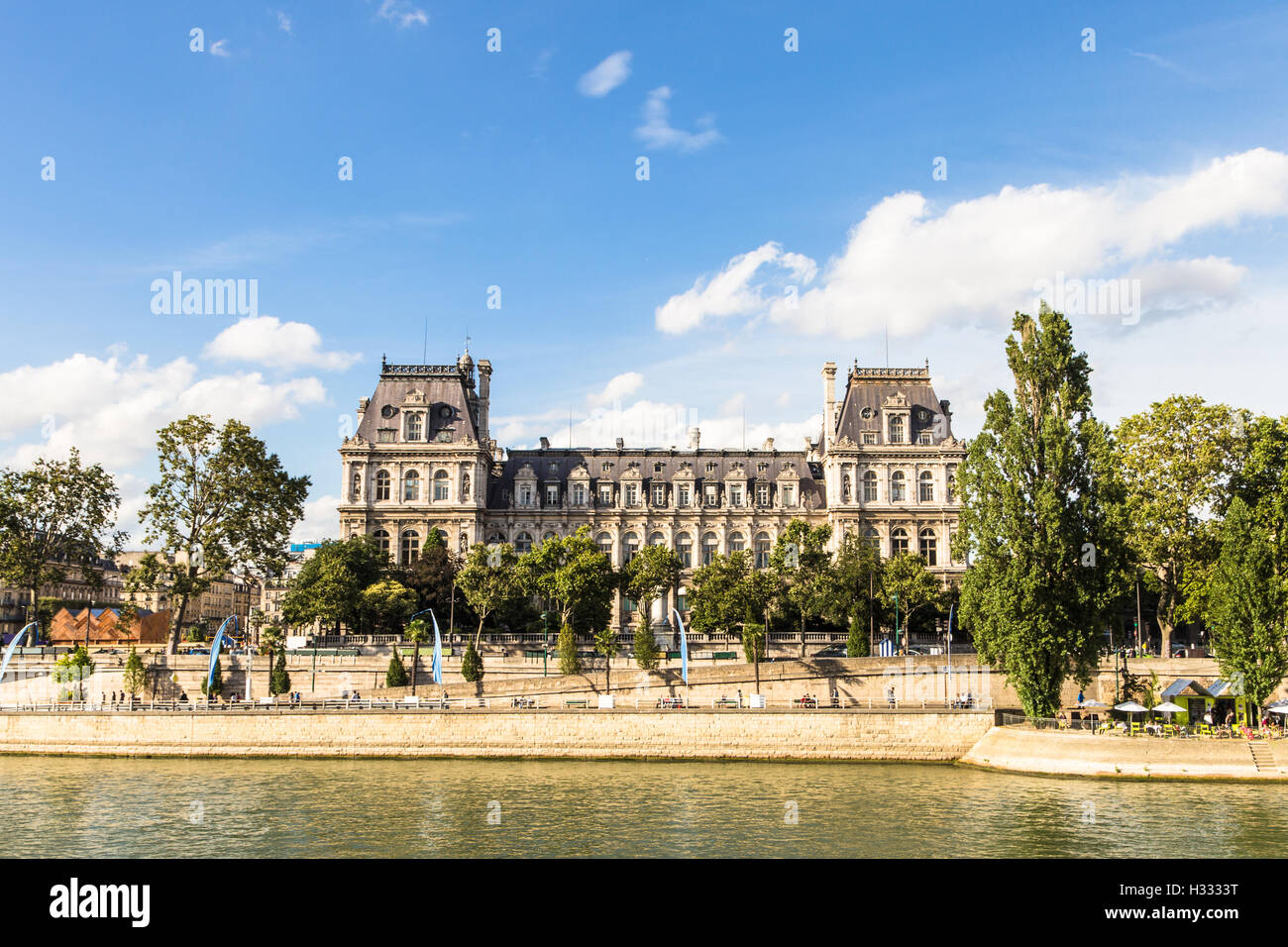 La façade de l'hôtel de ville de Paris (hôtel de ville) le long de la Seine à Paris, capitale de la France. Banque D'Images