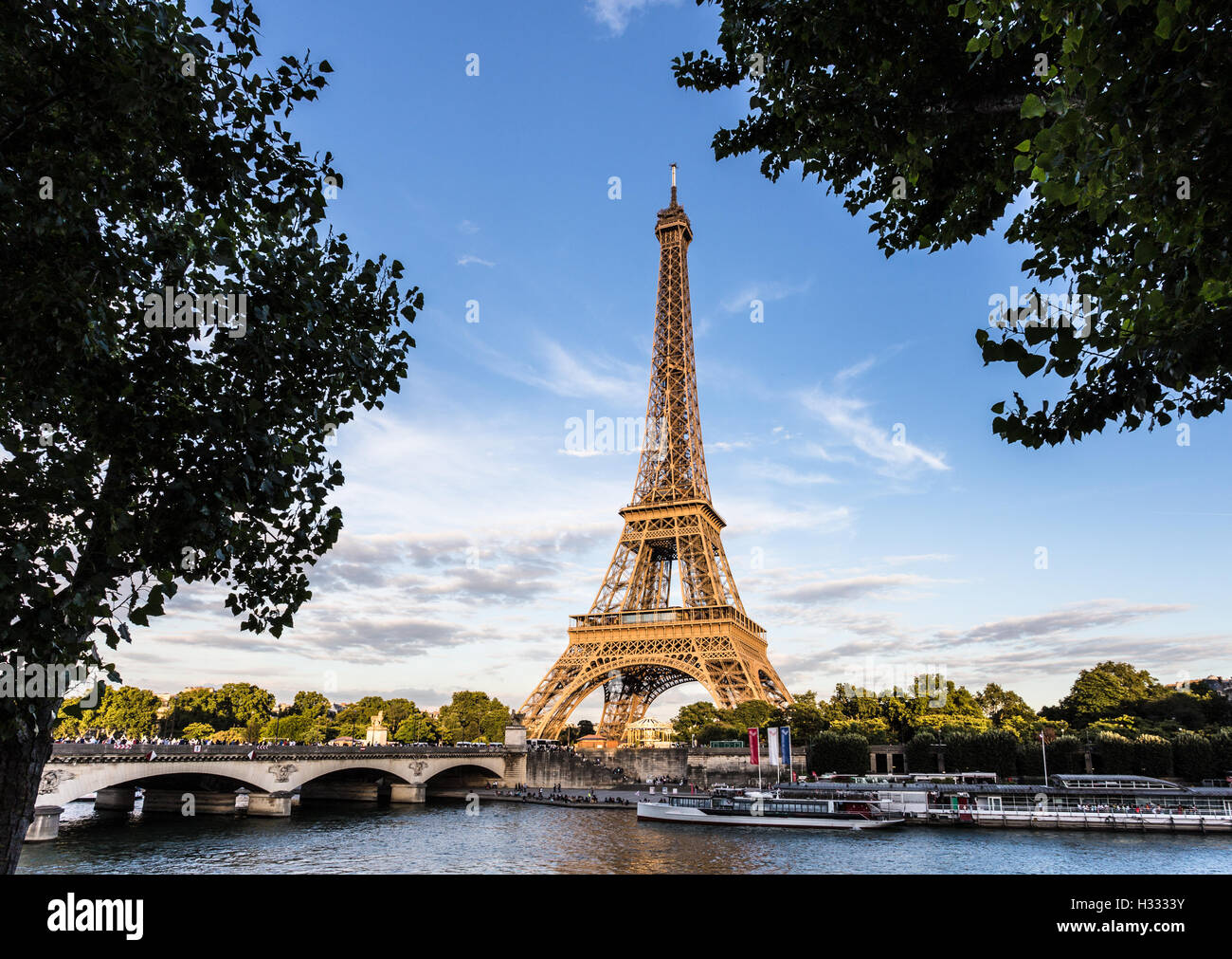 Coucher de soleil sur la Tour Eiffel le long de la Seine à Paris, capitale de la France. Banque D'Images