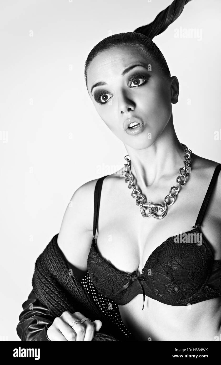 Fashion Studio shot : surpris femme sexy en soutien-gorge noir. Le noir et blanc Banque D'Images