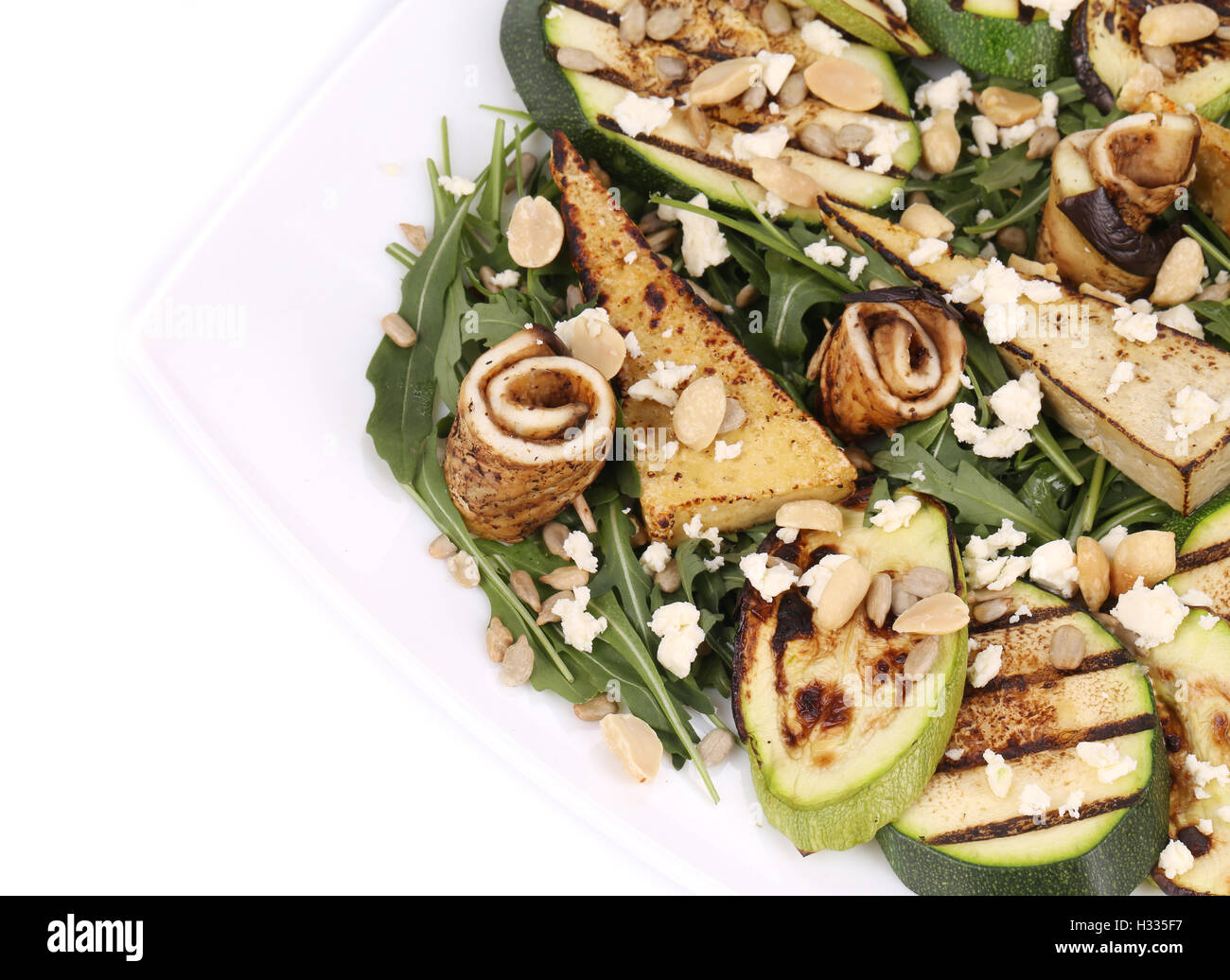 Avec salade de légumes grillés et de tofu. Banque D'Images