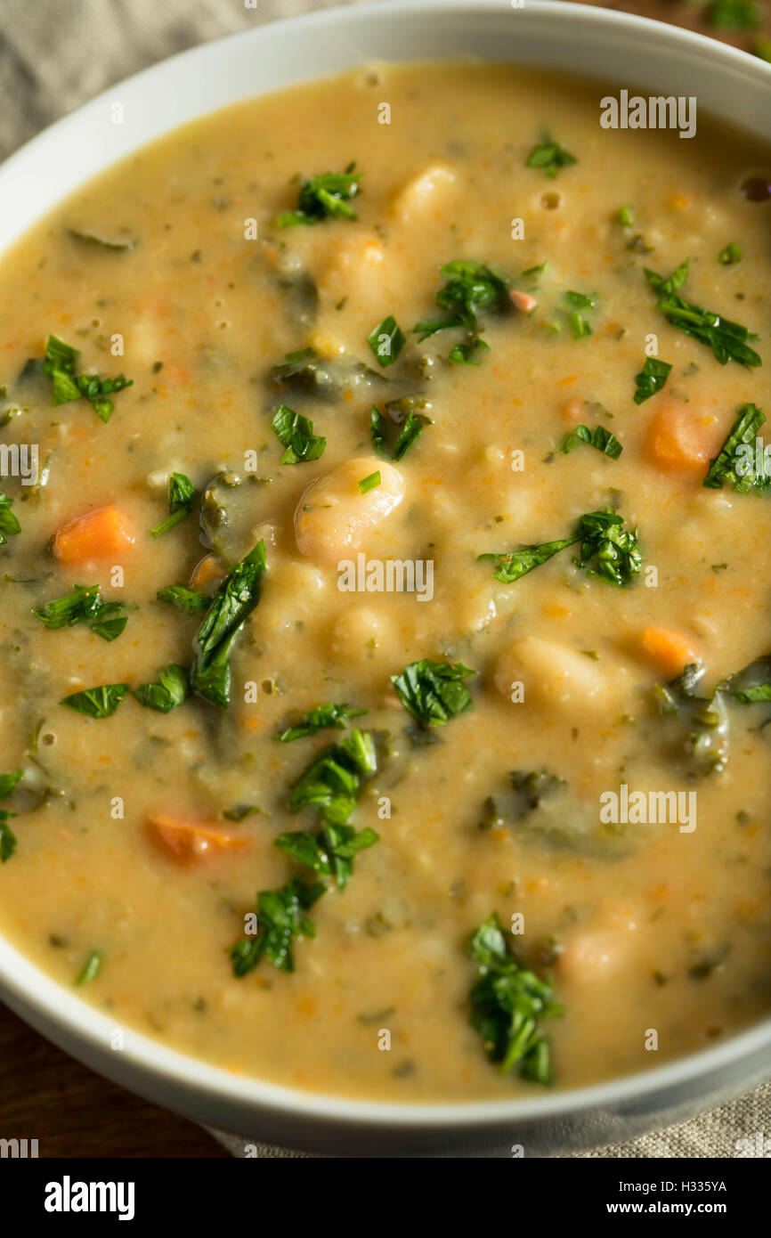 Soupe aux haricots blancs faits maison avec le persil et le pain Banque D'Images