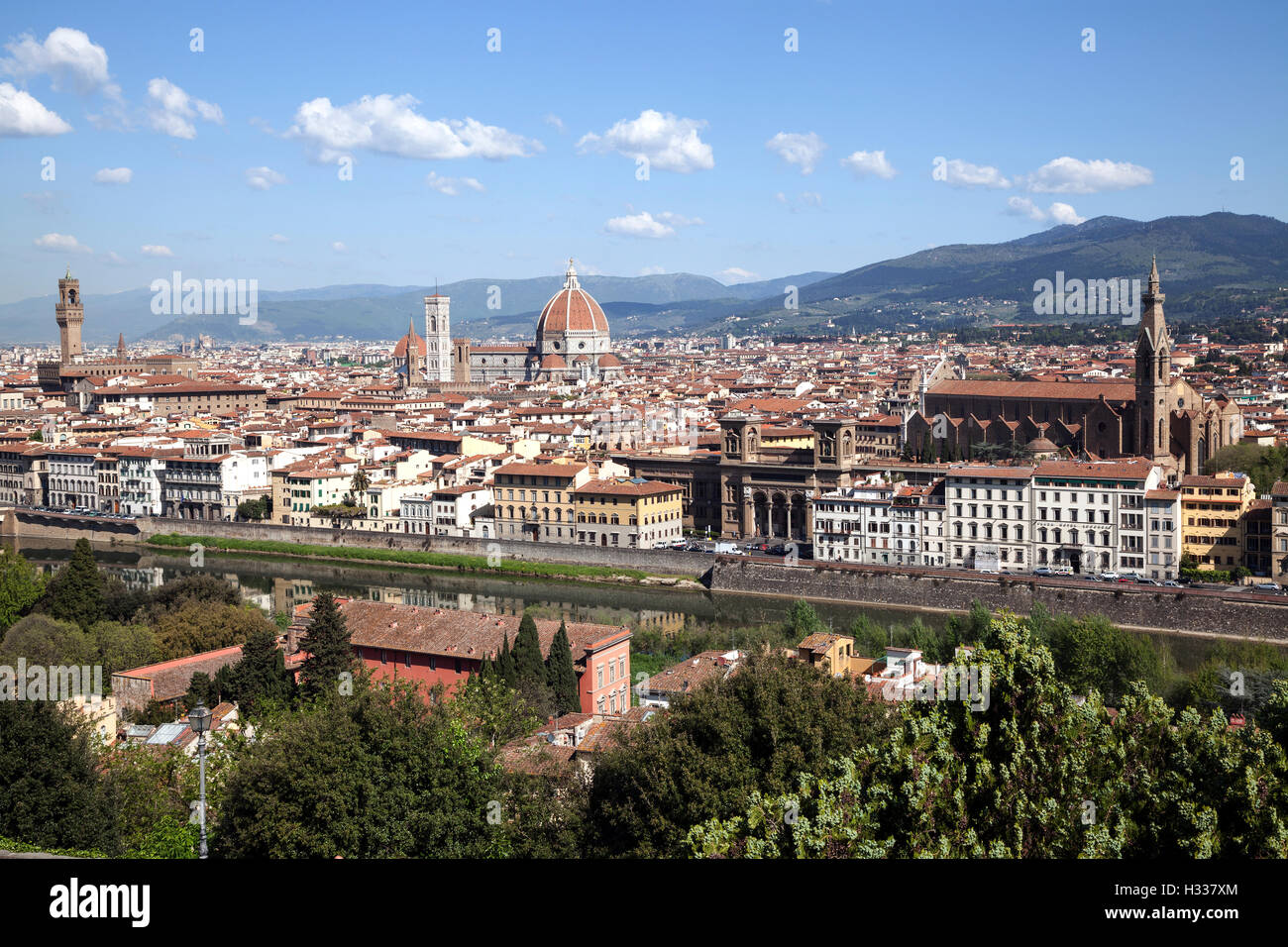 Vue depuis la Piazzale Michelangelo, Arno, le Palazzo Vecchio, Cathédrale de Santa Maria del Fiore et Eglise Franciscaine Satna Banque D'Images