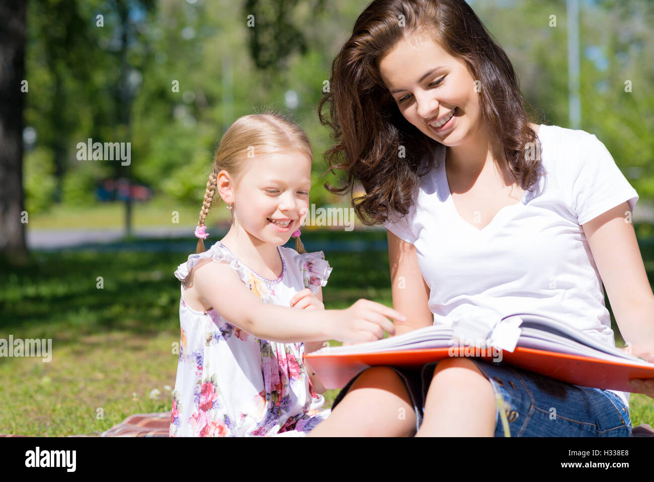 Jeune fille et une jeune femme lisant un livre ensemble Banque D'Images