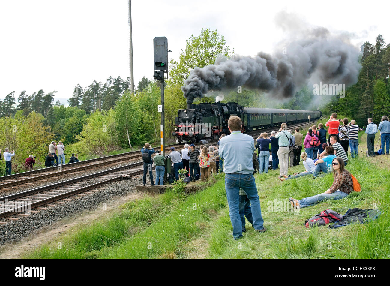 Regarder les amateurs de trains à vapeur pour l'ascension de la 'Schiefe Ebene' pente près de Neuenmarkt, Franconia, Bavaria Banque D'Images