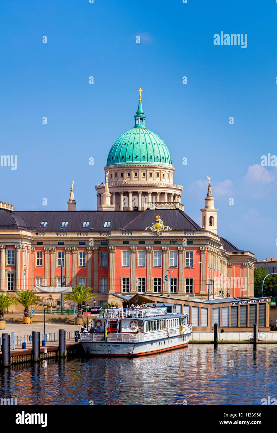 Bateau d'excursion en face du Parlement et Eglise Saint-Nicolas Potsdam, Potsdam, Brandebourg, Allemagne Banque D'Images