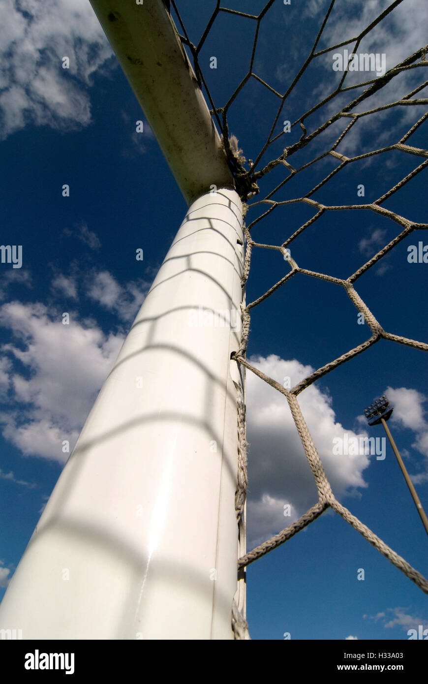 Football, but, détail, ciel bleu, les nuages blancs et le Suedstadion Stadium Cologne, Cologne, Rhénanie du Nord-Westphalie Banque D'Images
