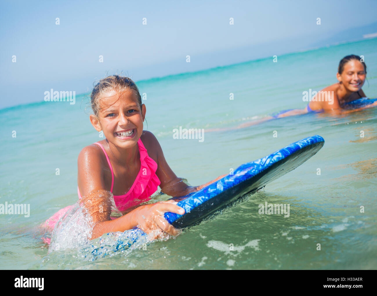 Vacances d'été - surfer girls. Banque D'Images